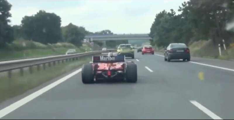 REPUBBLICA CECA - FERRARI DA FORMULA2 IN AUTOSTRADA