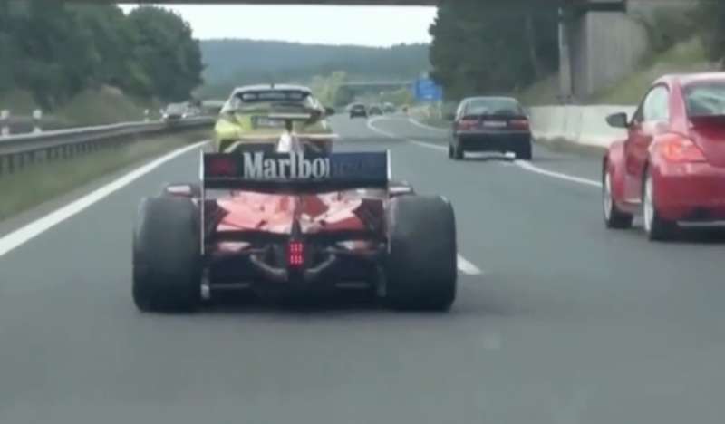 REPUBBLICA CECA - FERRARI DA FORMULA2 IN AUTOSTRADA