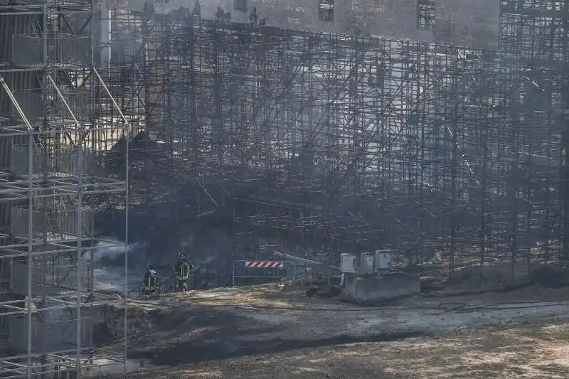 roma, incendio negli studi cinematografici di cinecitta   10