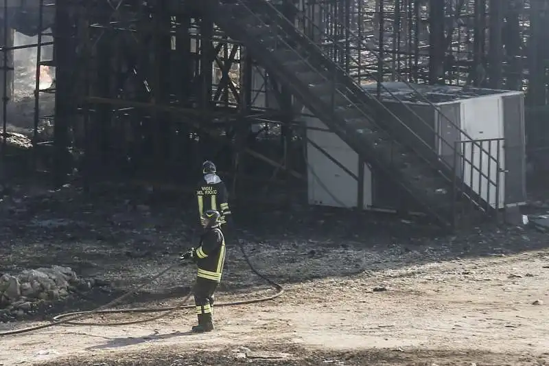 roma, incendio negli studi cinematografici di cinecitta   15