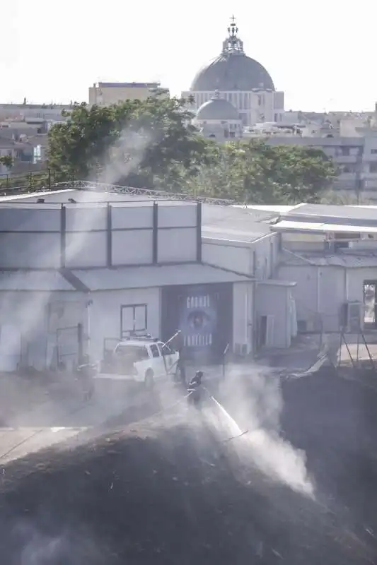 roma, incendio negli studi cinematografici di cinecitta   2