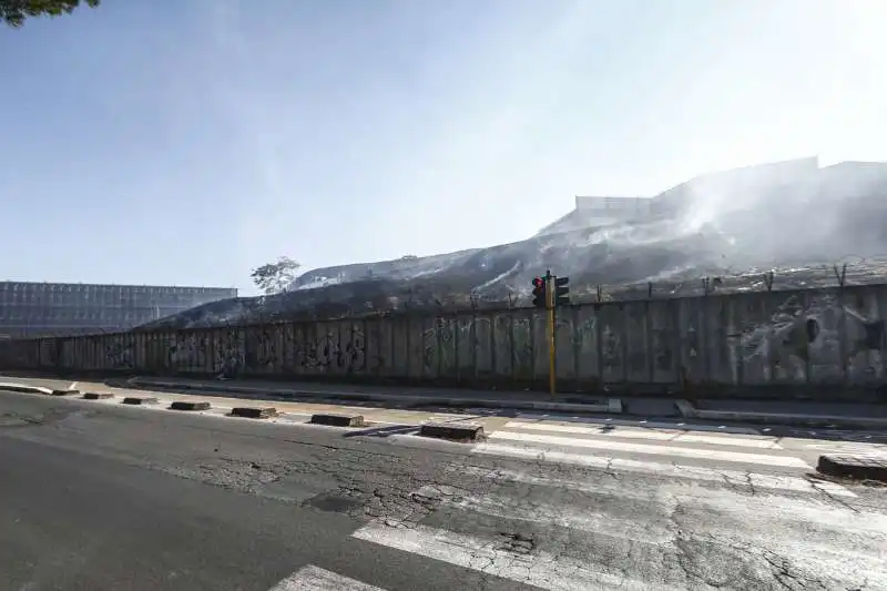 roma, incendio negli studi cinematografici di cinecitta   25