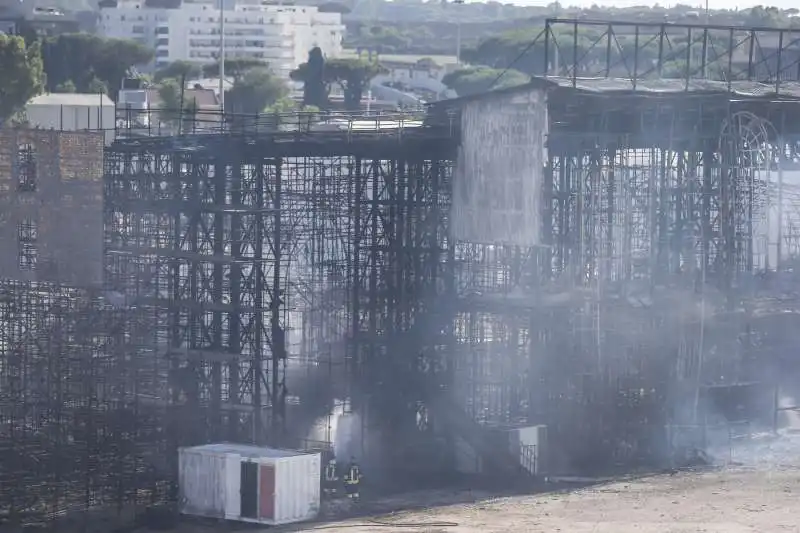 roma, incendio negli studi cinematografici di cinecitta   6