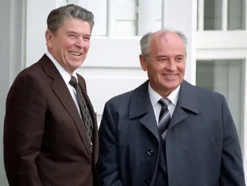 ronald reagan mikhail gorbaciov a reykjavic nel 1986 