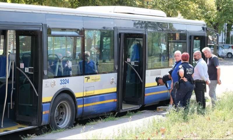 settantenne morto dopo braccio incastrato nelle porte dell autobus 2