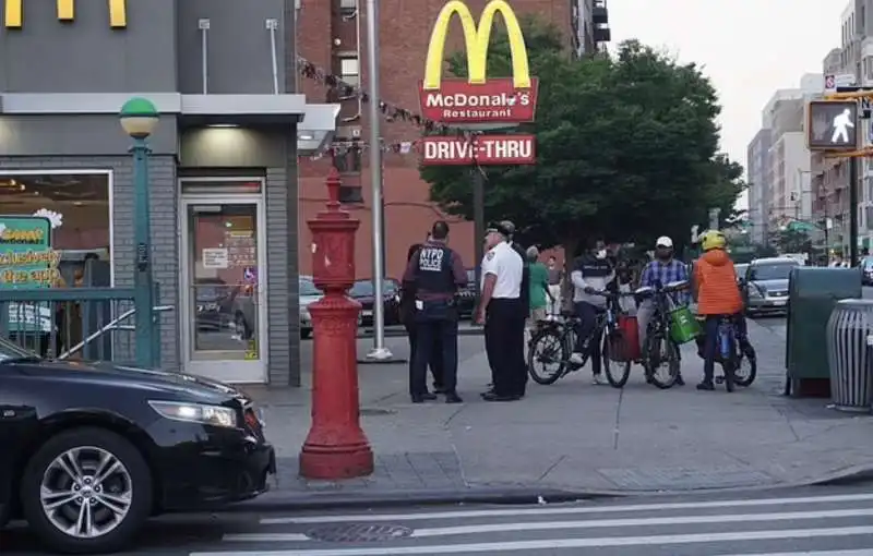 spari al mcdonalds di fulton street a new york   5