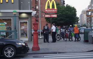 spari al mcdonalds di fulton street a new york 5