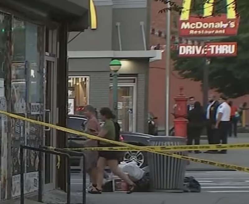 spari al mcdonalds di fulton street a new york 8