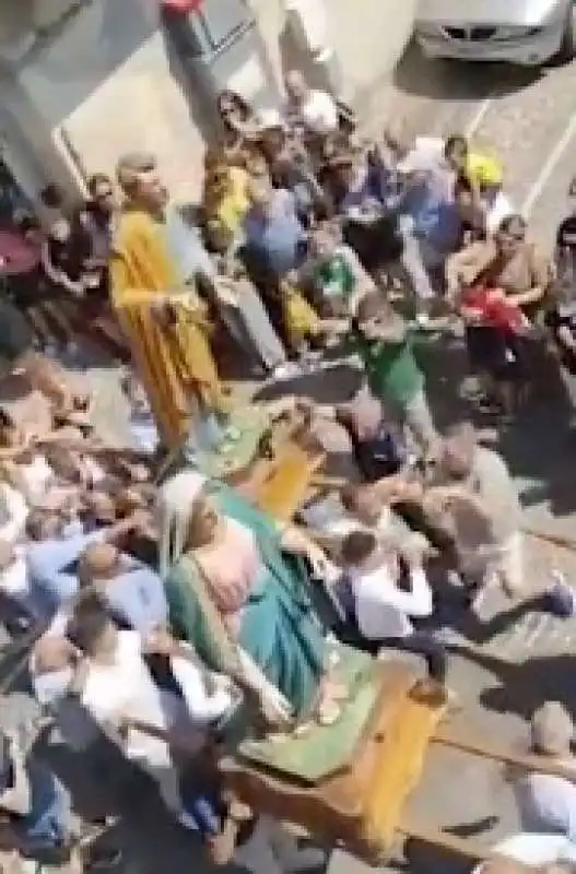 statua sulla folla durante la processione in calabria 1