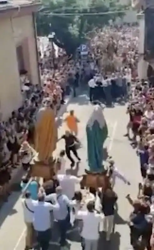 statua sulla folla durante la processione in calabria 3