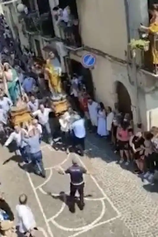 statua sulla folla durante la processione in calabria 4