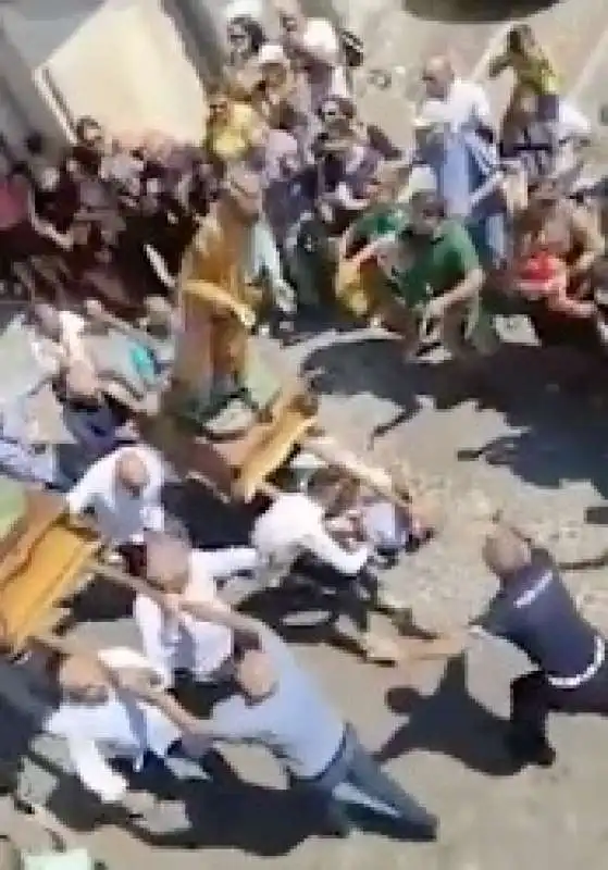 statua sulla folla durante la processione in calabria 6