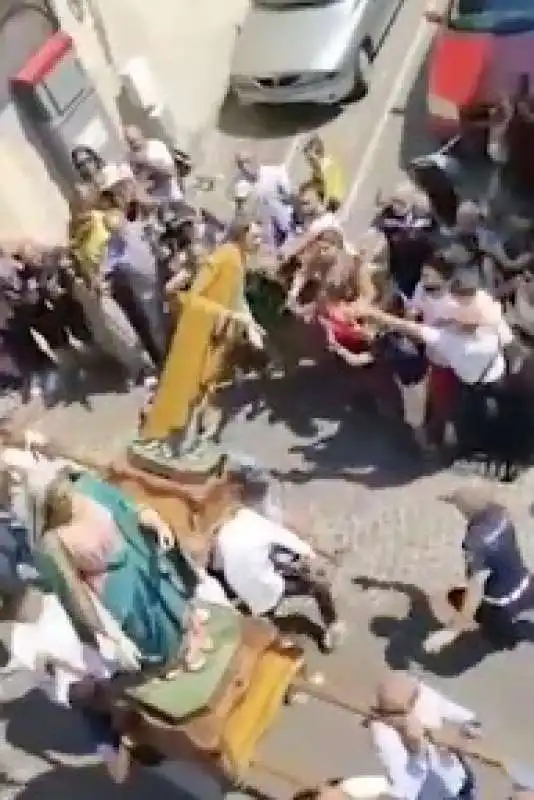 statua sulla folla durante la processione in calabria 8