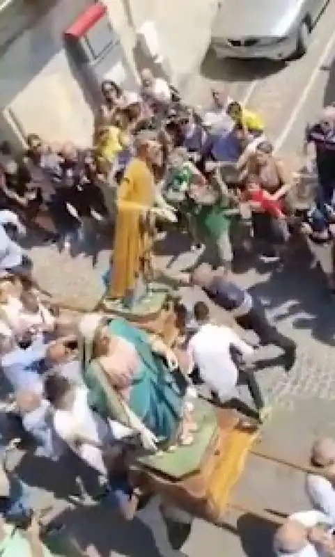 statua sulla folla durante la processione in calabria 9