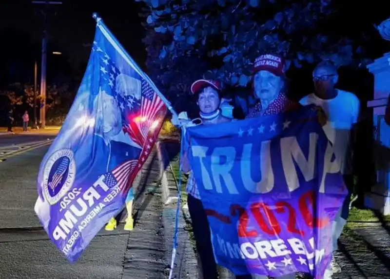 supporter di trump a mar a lago 