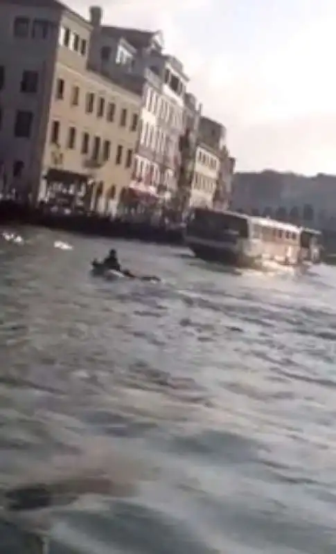 surf nel canal grande a venezia 8