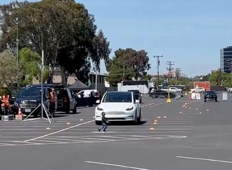 tesla fallisce test e colpisce manichino di un bambino   1