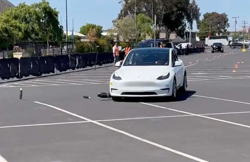 tesla fallisce test e colpisce manichino di un bambino   4