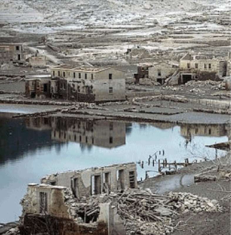 tesori riemersi con la siccita rovine del villaggio di aceredo in spagna