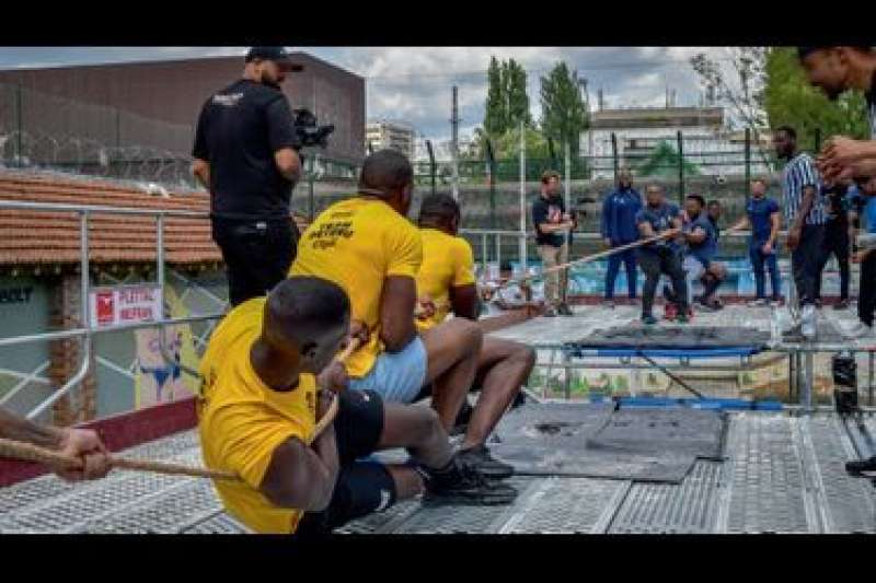 tiro alla fune nel carcere di fresnes