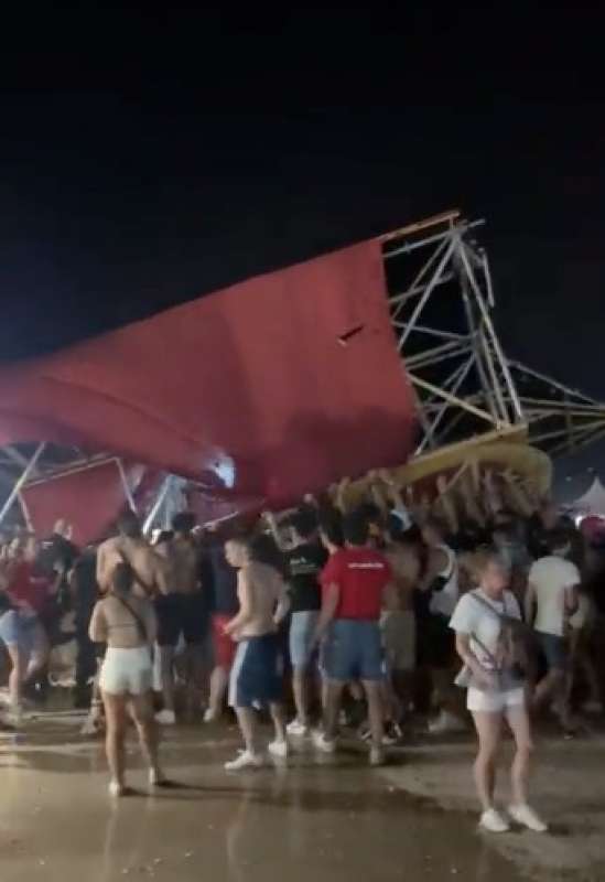 tornado di sabbia al medusa festival di cullera, in spagna 5