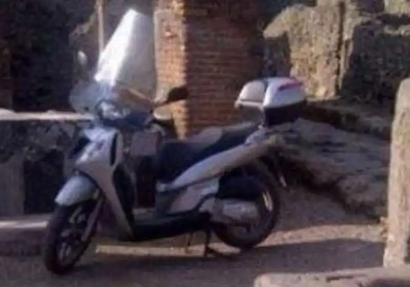 TURISTA CON LO SCOOTER A POMPEI 