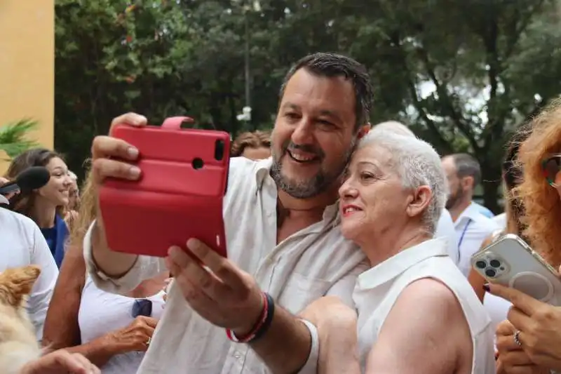 un selfie con salvini alla versiliana 