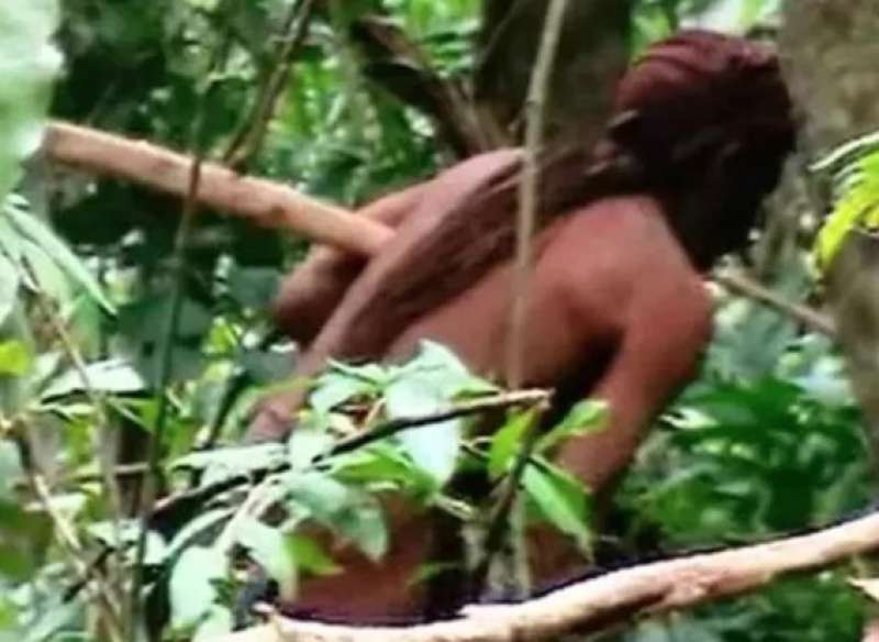 uomo della buca in amazzonia