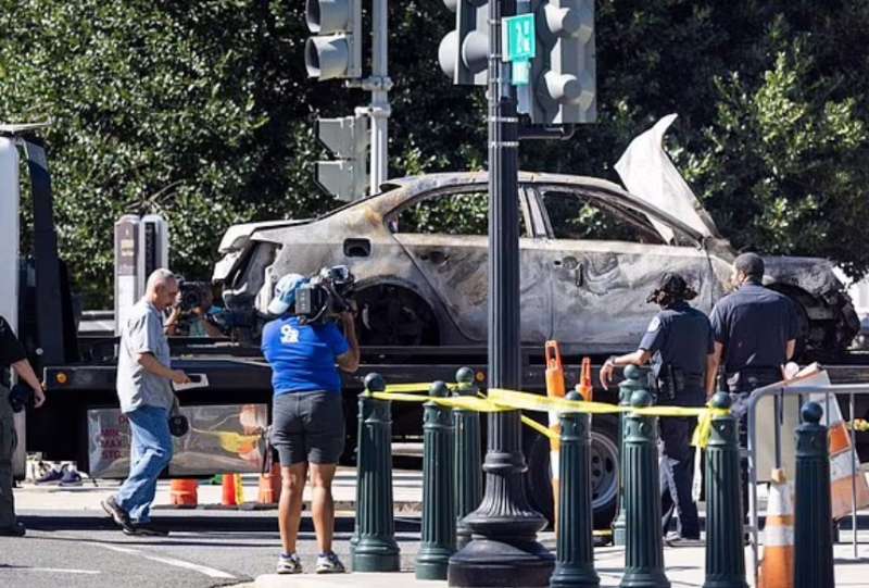 uomo si lancia con l auto in fiamme sulla cancellata di capitol hill 4