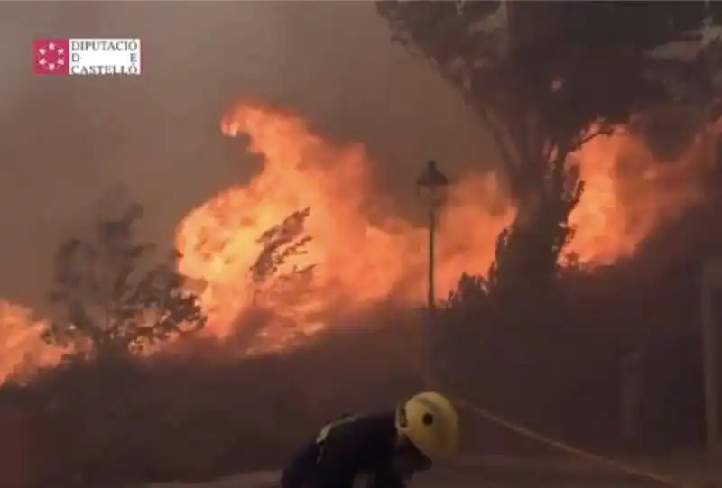 vigili del fuoco al lavoro per spegnere gli incendi in spagna   1