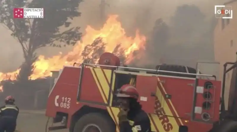 vigili del fuoco al lavoro per spegnere gli incendi in spagna   3