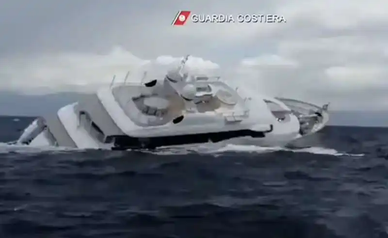 yacht affonda al largo di catanzaro, nel golfo di squillace