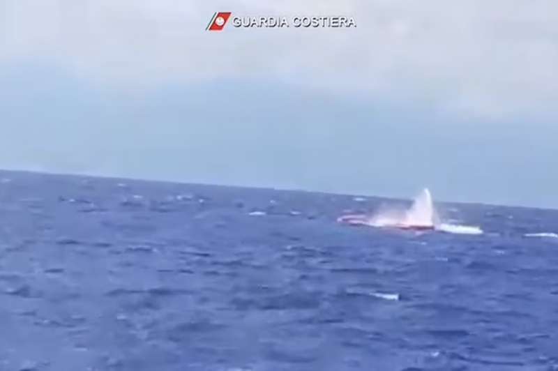 yacht affonda al largo di catanzaro, nel golfo di squillace 3