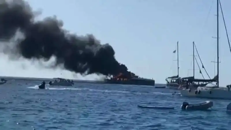 yacht di paolo scudieri a fuoco 