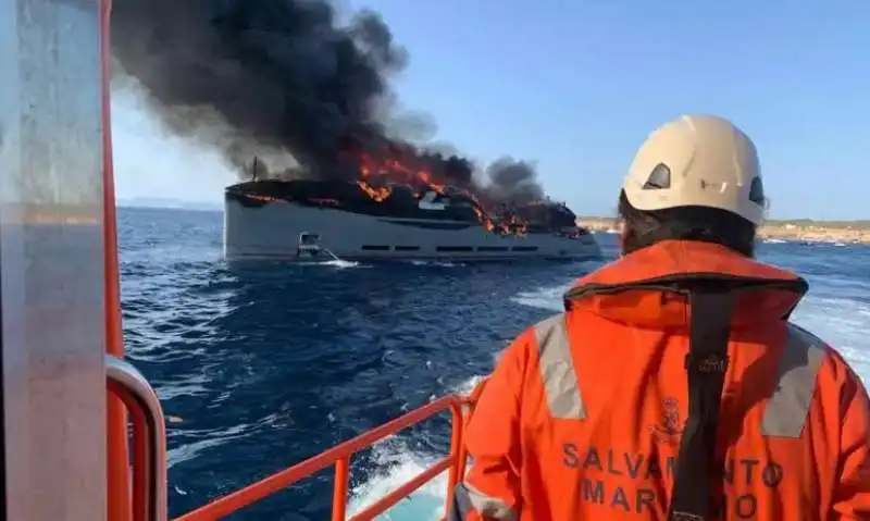 yacht di paolo scudieri in fiamme