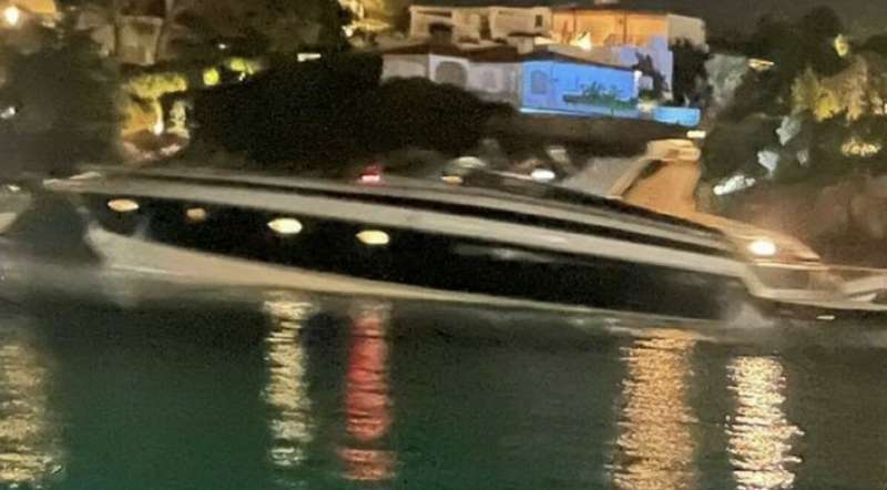 yacht sugli scogli a porto cervo