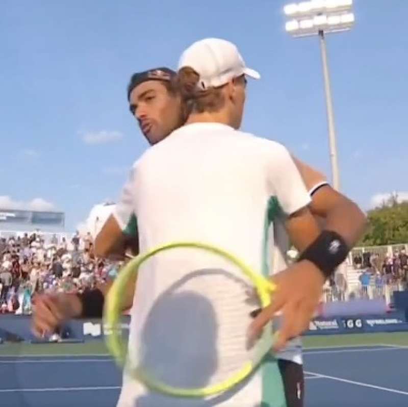 abbraccio tra jannik sinner e matteo berrettini -master toronto