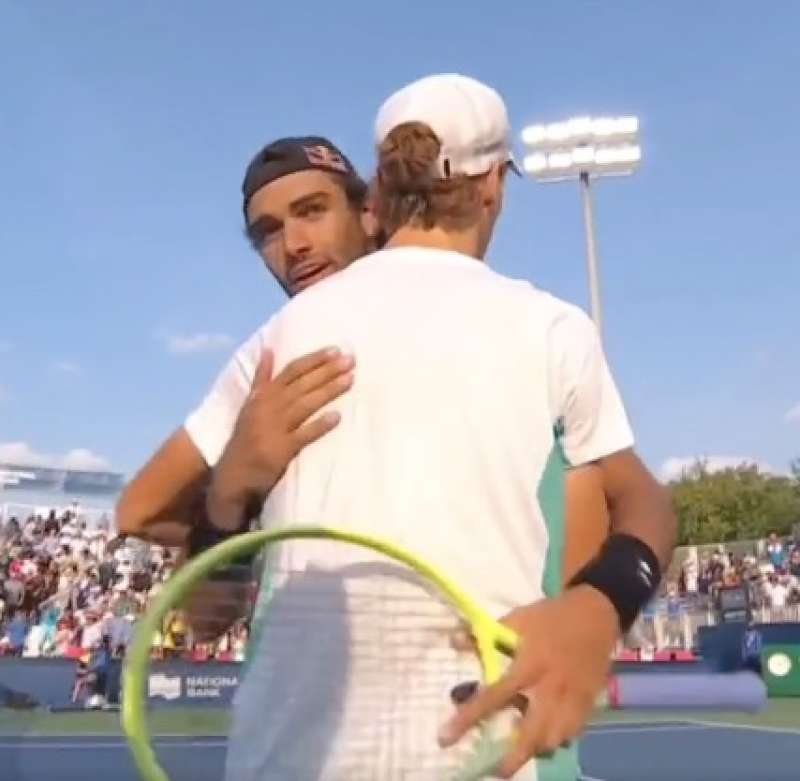 abbraccio tra sinner e matteo berrettini - master toronto