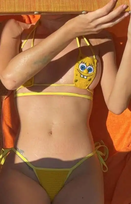 andrea delogu con costume di spongebob  