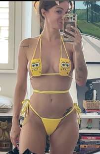 andrea delogu con costume di spongebob