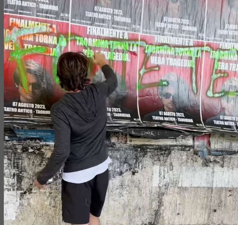 angelo duro imbratta i suoi manifesti 2