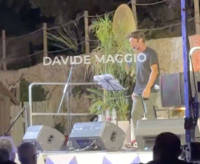 ANGELO MELLONE CANTA L ITALIANO DI TOTO CUTUGNO A TARANTO