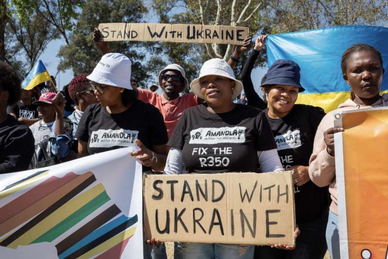 attivisti pro ucraina al vertice brics di johannesburg