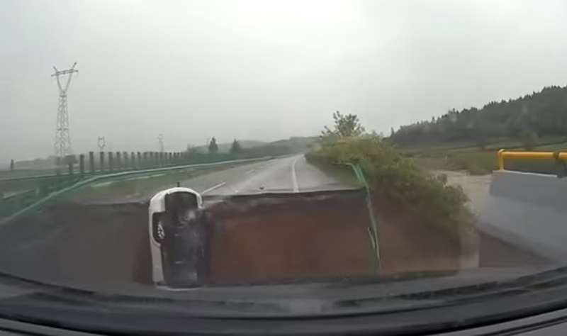 auto inghiottita da un cratere in cina 2