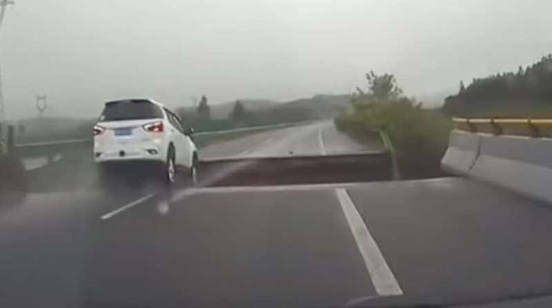 auto inghiottita da un cratere in cina 6