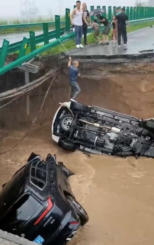 auto inghiottita da un cratere in cina 7