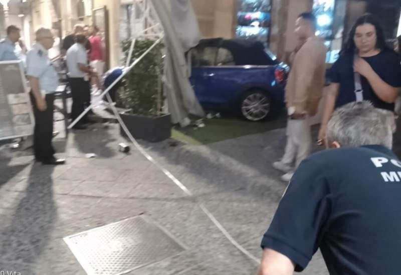 auto travolge i tavolini di un bar a caltagirone, in sicilia 4