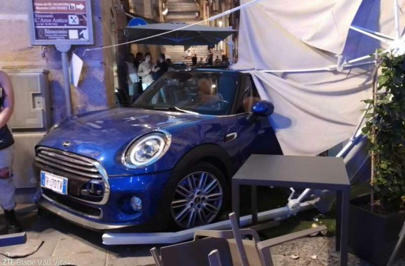 auto travolge i tavolini di un bar a caltagirone, in sicilia 5