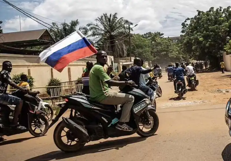 bandiere russe per strada in niger