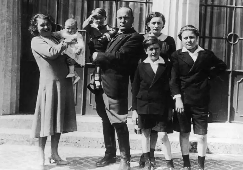 benito mussolini con la moglie rachele guidi e i figli edda, vittorio, bruno, romano e anna maria